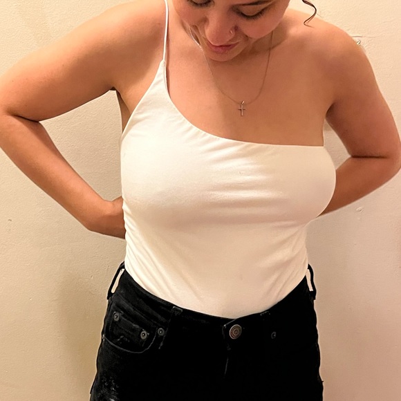 Cute white top for going out. 😍 - Picture 4 of 4